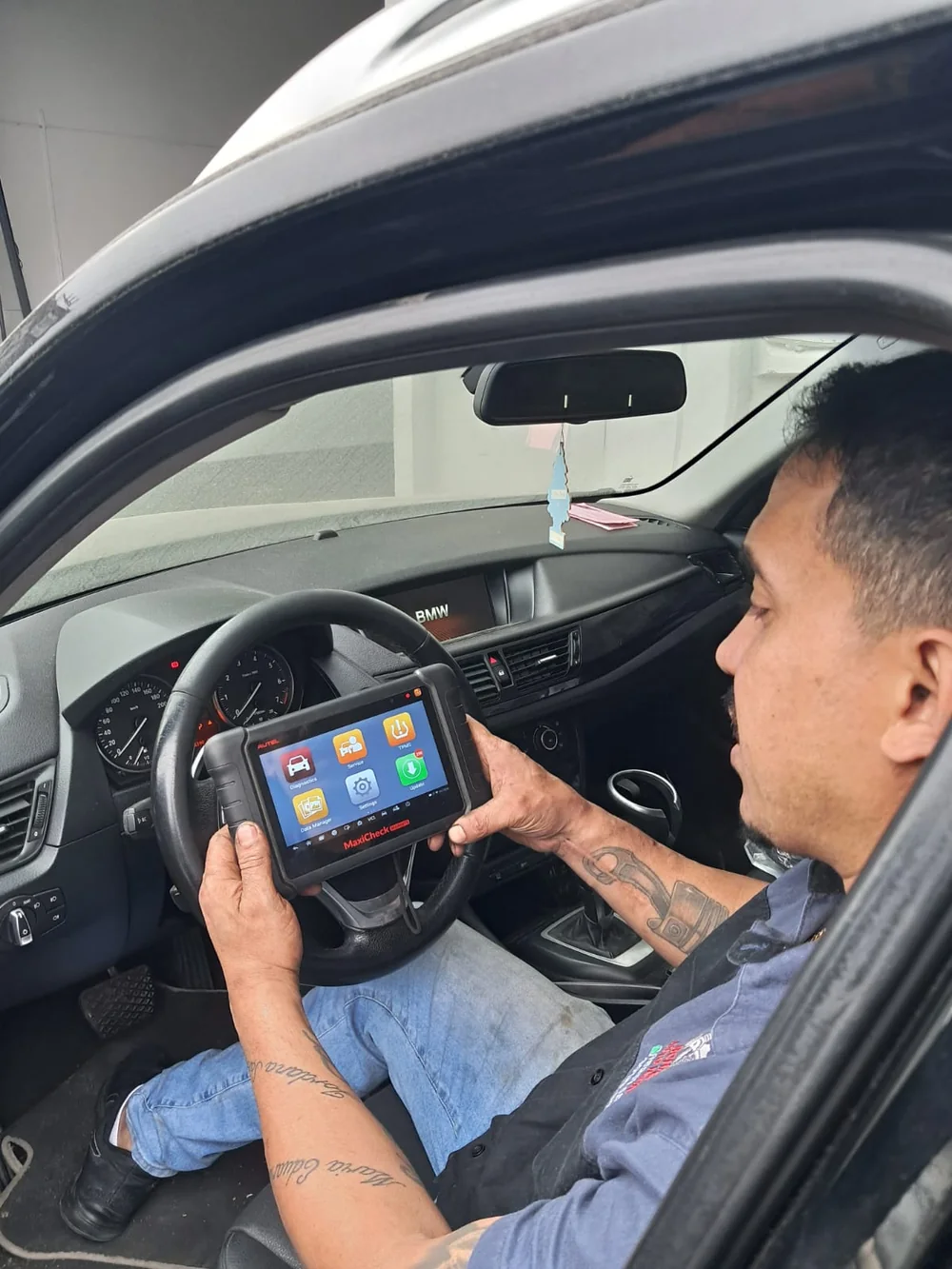Diagnóstico automotivo com scanner na Schaefer